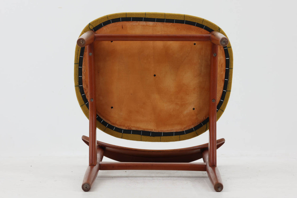 KurtOstervigによるチェアです。座面の位置が少し前、側幕板は後脚の少し下側へととりつけられており、座面が浮いた様なすっきりとした印象を受けます。良質なチーク材が使用されており、重厚な背板は座り心地も良く、現地デンマークでも見かける事が少ない希少な逸品です。