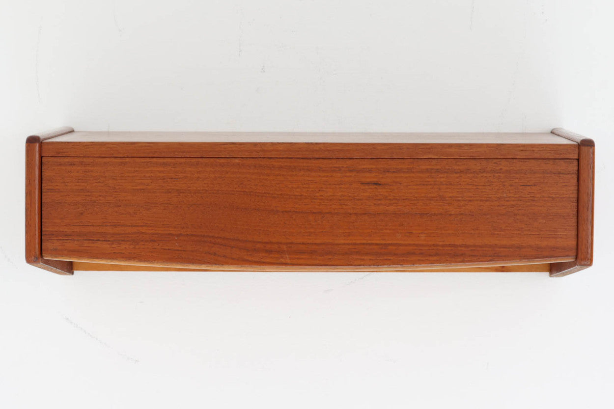 北欧より買い付けた壁掛けシェルフです。壁面を可愛く演出してくれそうです。良質なチーク材が使用されています。