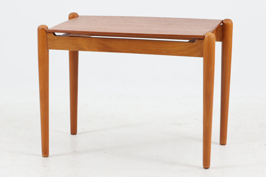 デンマークより買い付けたトレイテーブルです。天板は取り外してトレイとしてお使いいただけます。チーク材とビーチ材の組み合わせも素敵です。