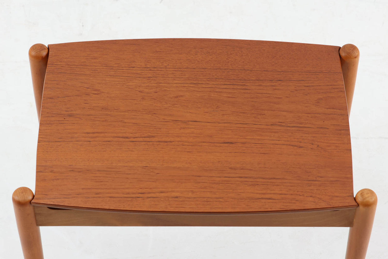 デンマークより買い付けたトレイテーブルです。天板は取り外してトレイとしてお使いいただけます。チーク材とビーチ材の組み合わせも素敵です。