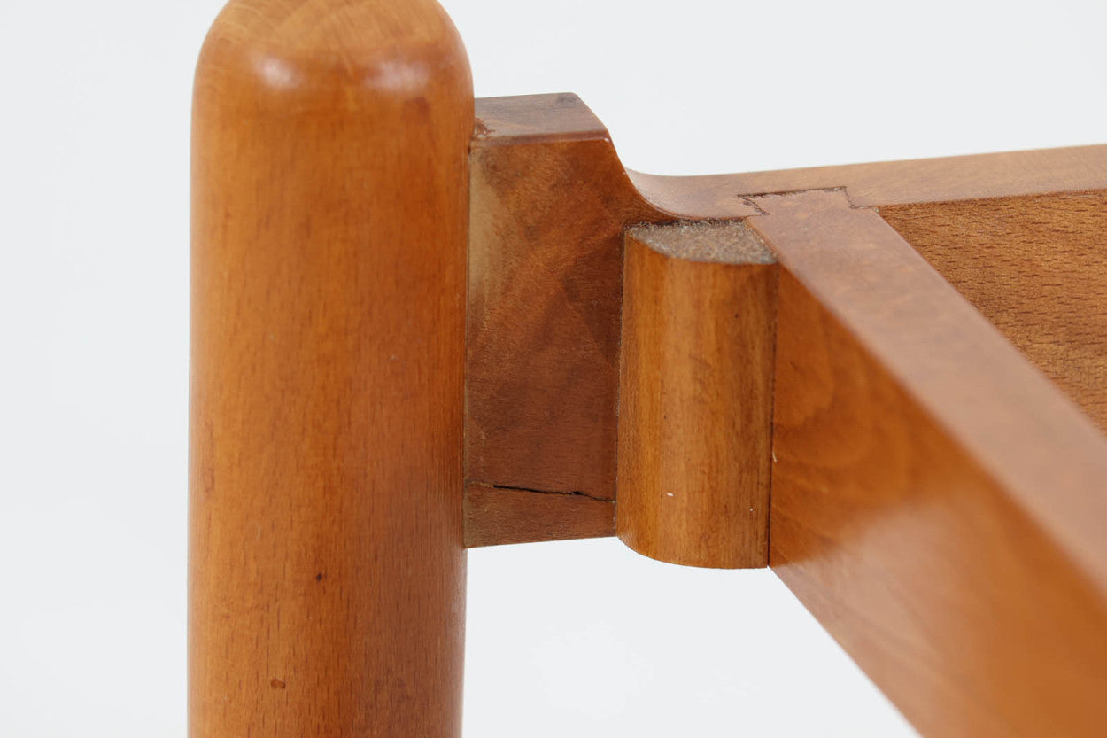 デンマークより買い付けたトレイテーブルです。天板は取り外してトレイとしてお使いいただけます。チーク材とビーチ材の組み合わせも素敵です。