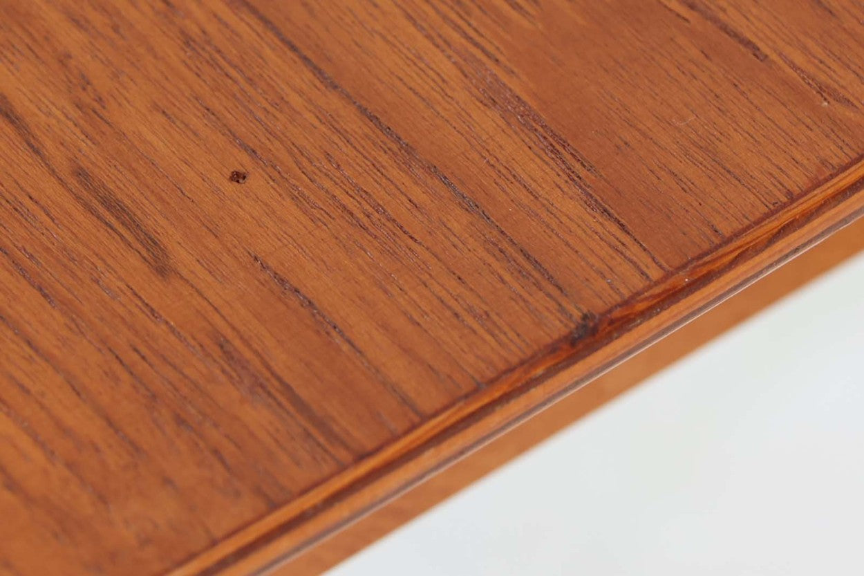 デンマークより買い付けたトレイテーブルです。天板は取り外してトレイとしてお使いいただけます。チーク材とビーチ材の組み合わせも素敵です。