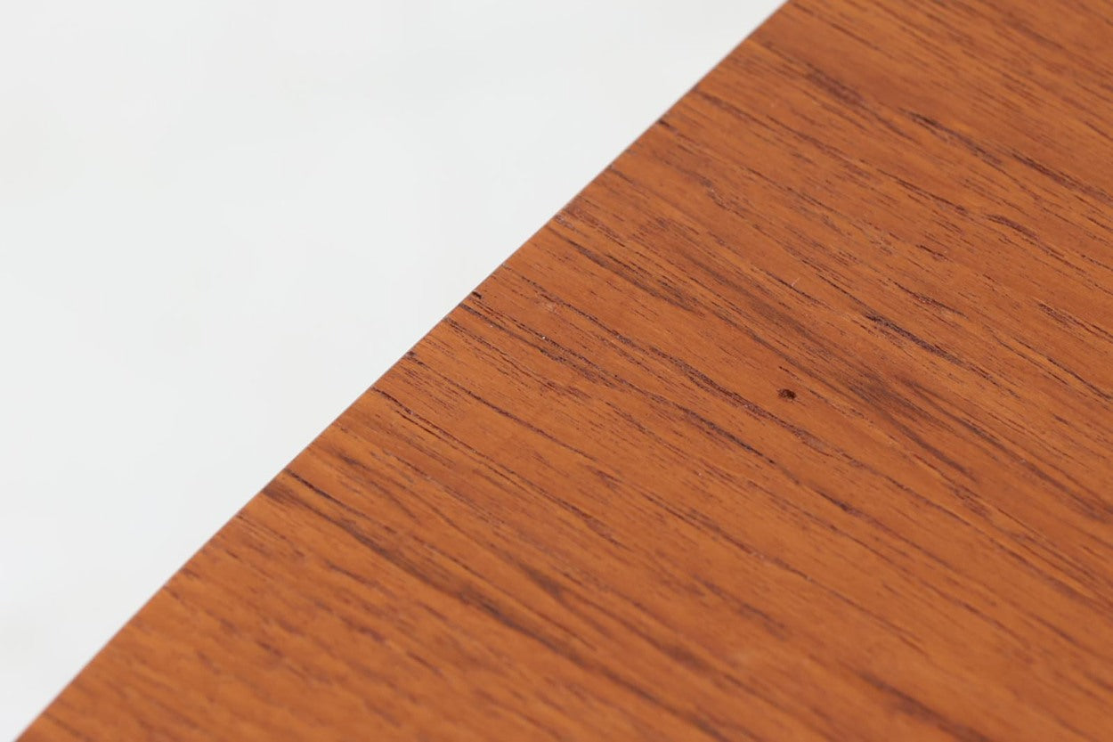 デンマークより買い付けたトレイテーブルです。天板は取り外してトレイとしてお使いいただけます。チーク材とビーチ材の組み合わせも素敵です。