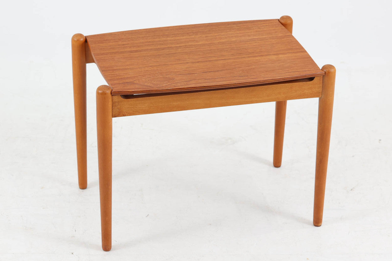 デンマークより買い付けたトレイテーブルです。天板は取り外してトレイとしてお使いいただけます。チーク材とビーチ材の組み合わせも素敵です。