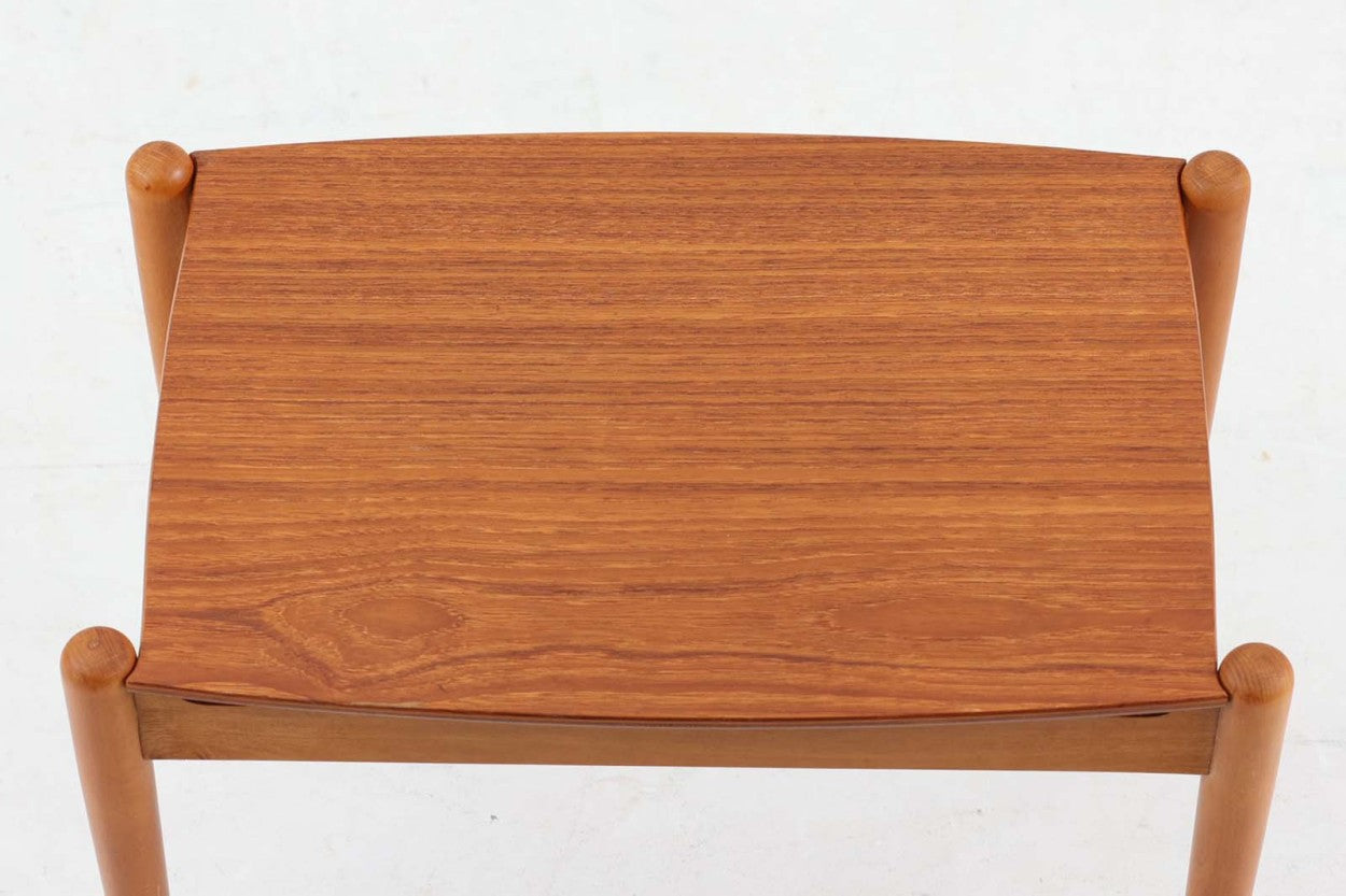 デンマークより買い付けたトレイテーブルです。天板は取り外してトレイとしてお使いいただけます。チーク材とビーチ材の組み合わせも素敵です。