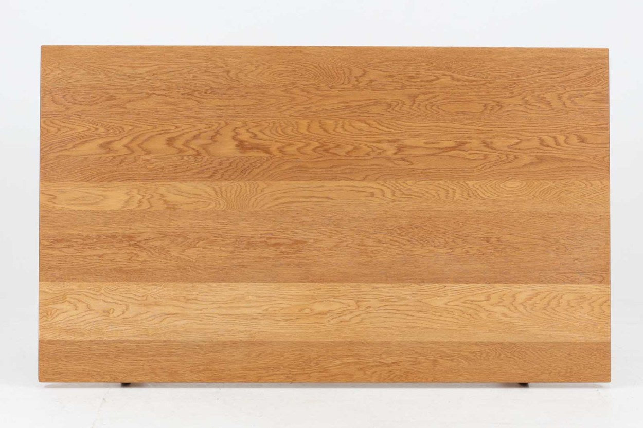 北欧より買い付けました。ウェグナーらしい脚の構造で、元々はAndreasTuck社で販売されていた物がPPmobler社にて販売されたのでは無いかと思われます。天板には綺麗に繋げられたオーク無垢の集成材が使用されており、少々の輪染みが出来ても削れば綺麗な木肌が出てきます。堅牢な造りで永くご使用いただけると思います。