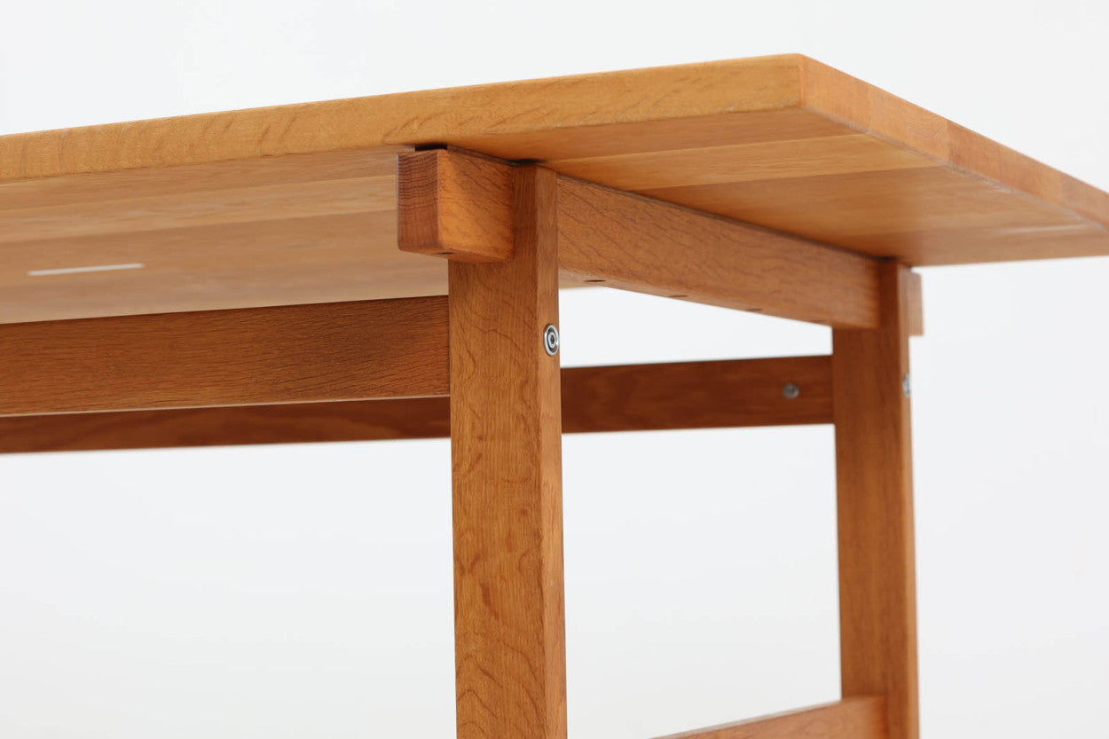 北欧より買い付けました。ウェグナーらしい脚の構造で、元々はAndreasTuck社で販売されていた物がPPmobler社にて販売されたのでは無いかと思われます。天板には綺麗に繋げられたオーク無垢の集成材が使用されており、少々の輪染みが出来ても削れば綺麗な木肌が出てきます。堅牢な造りで永くご使用いただけると思います。
