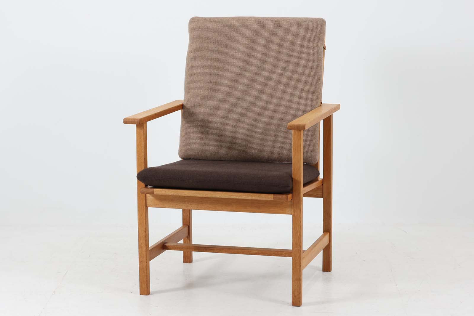 日本でも人気が高いボーエ・モーエンセンによる、チェア"model2257"です。シンプルなデザインと強度と快適性を両立させた、軽量な四角形のフレームが特徴的です。良質なオーク材が使用されています。