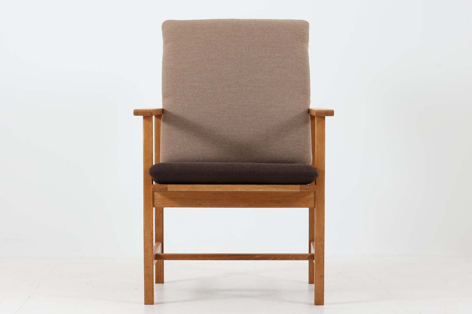 日本でも人気が高いボーエ・モーエンセンによる、チェア"model2257"です。シンプルなデザインと強度と快適性を両立させた、軽量な四角形のフレームが特徴的です。良質なオーク材が使用されています。