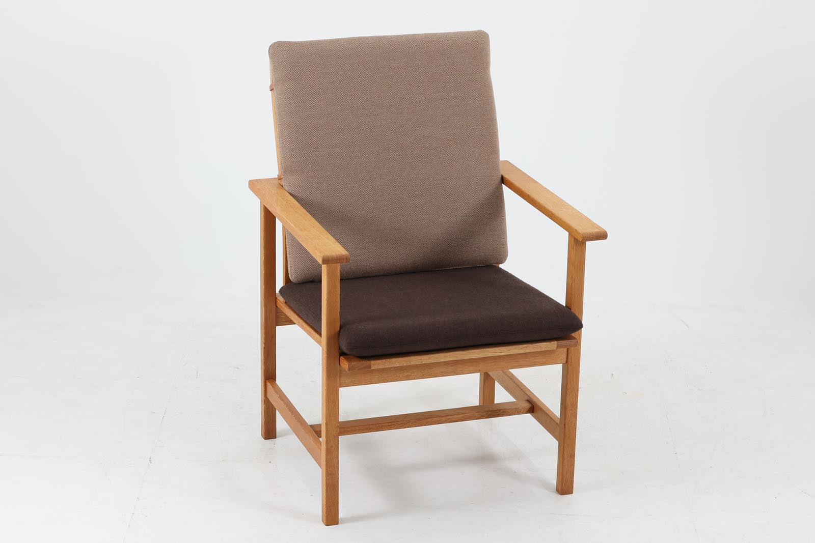 日本でも人気が高いボーエ・モーエンセンによる、チェア"model2257"です。シンプルなデザインと強度と快適性を両立させた、軽量な四角形のフレームが特徴的です。良質なオーク材が使用されています。