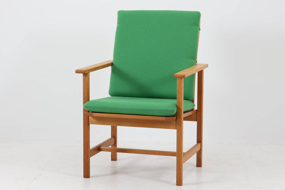 日本でも人気が高いボーエ・モーエンセンによる、チェア"model2257"です。シンプルなデザインと強度と快適性を両立させた、軽量な四角形のフレームが特徴的です。良質なオーク材が使用されています。