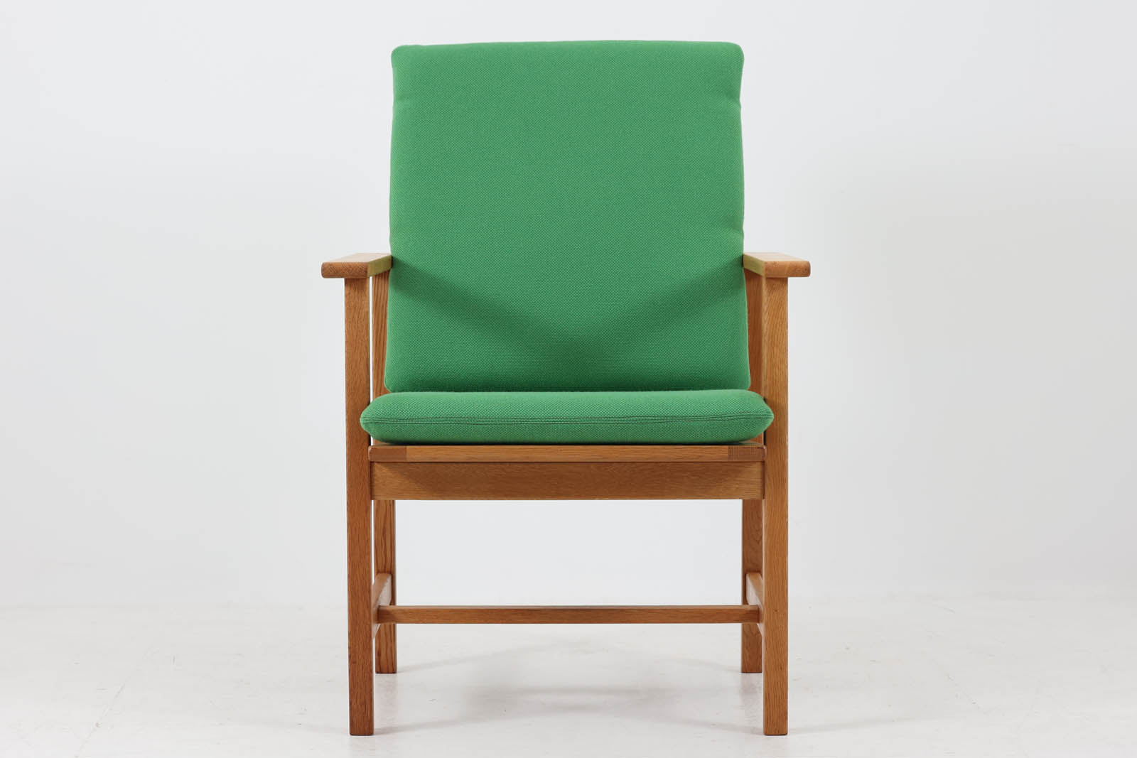 日本でも人気が高いボーエ・モーエンセンによる、チェア"model2257"です。シンプルなデザインと強度と快適性を両立させた、軽量な四角形のフレームが特徴的です。良質なオーク材が使用されています。