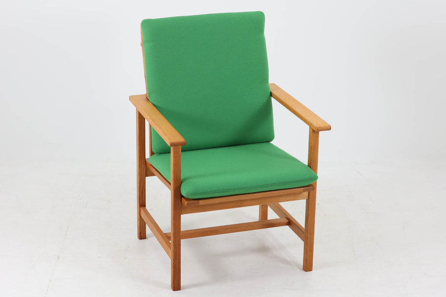 日本でも人気が高いボーエ・モーエンセンによる、チェア"model2257"です。シンプルなデザインと強度と快適性を両立させた、軽量な四角形のフレームが特徴的です。良質なオーク材が使用されています。