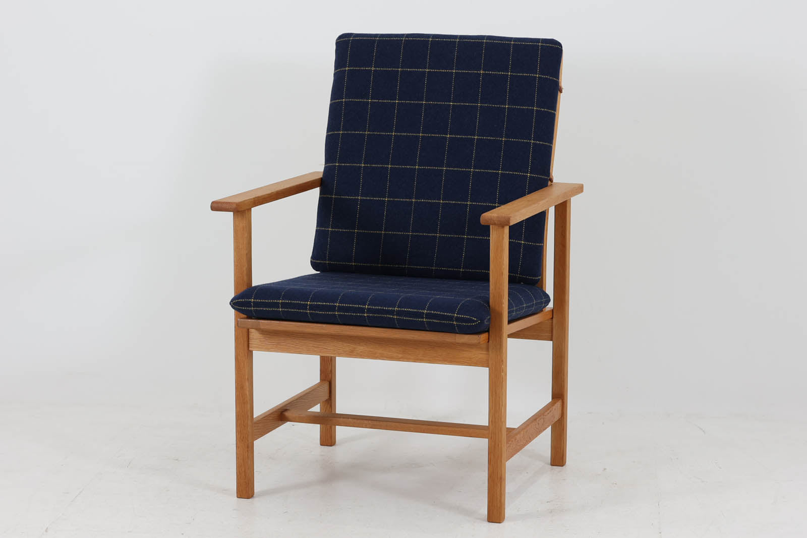 日本でも人気が高いボーエ・モーエンセンによる、チェア"model2257"です。シンプルなデザインと強度と快適性を両立させた、軽量な四角形のフレームが特徴的です。良質なオーク材が使用されています。