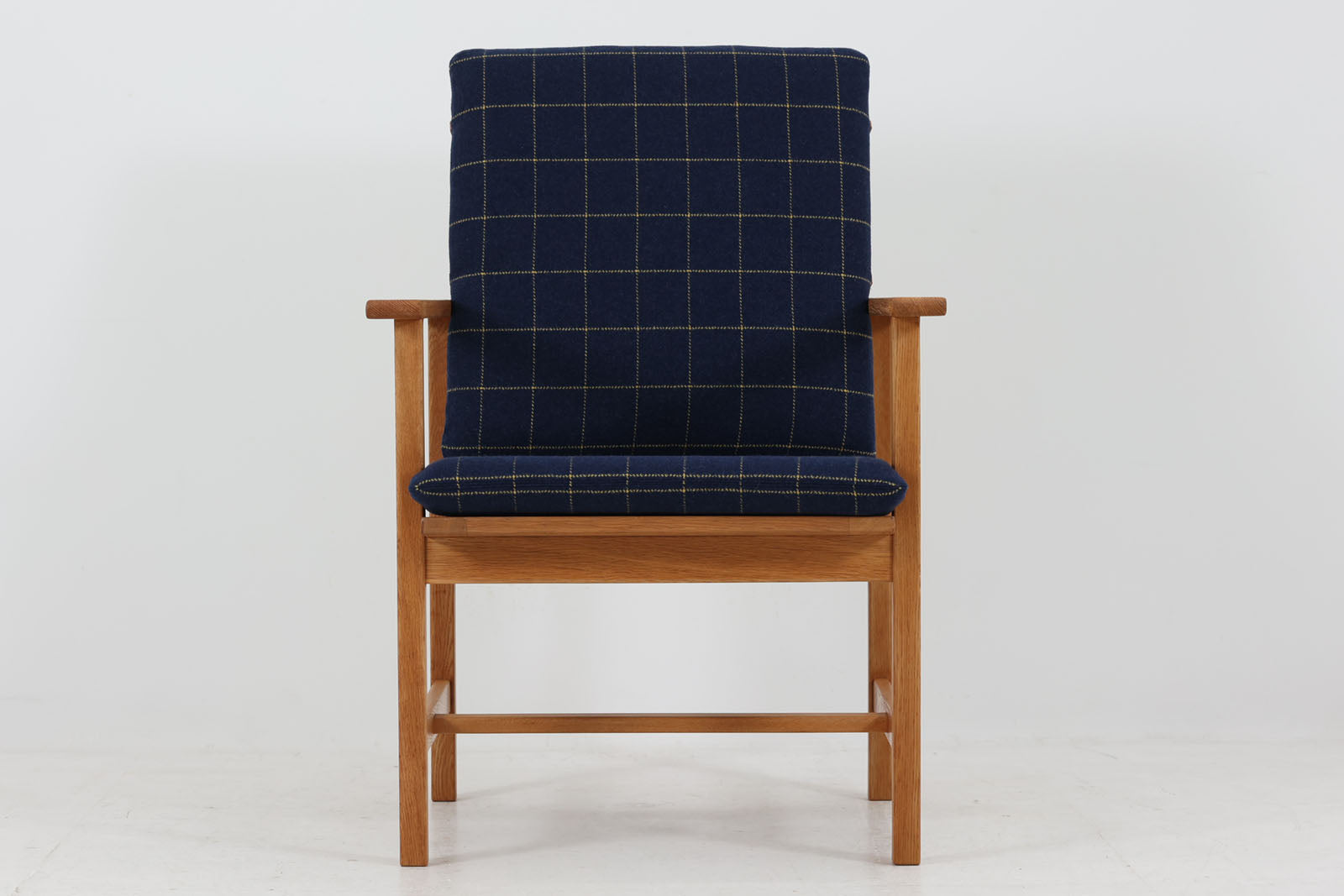 日本でも人気が高いボーエ・モーエンセンによる、チェア"model2257"です。シンプルなデザインと強度と快適性を両立させた、軽量な四角形のフレームが特徴的です。良質なオーク材が使用されています。