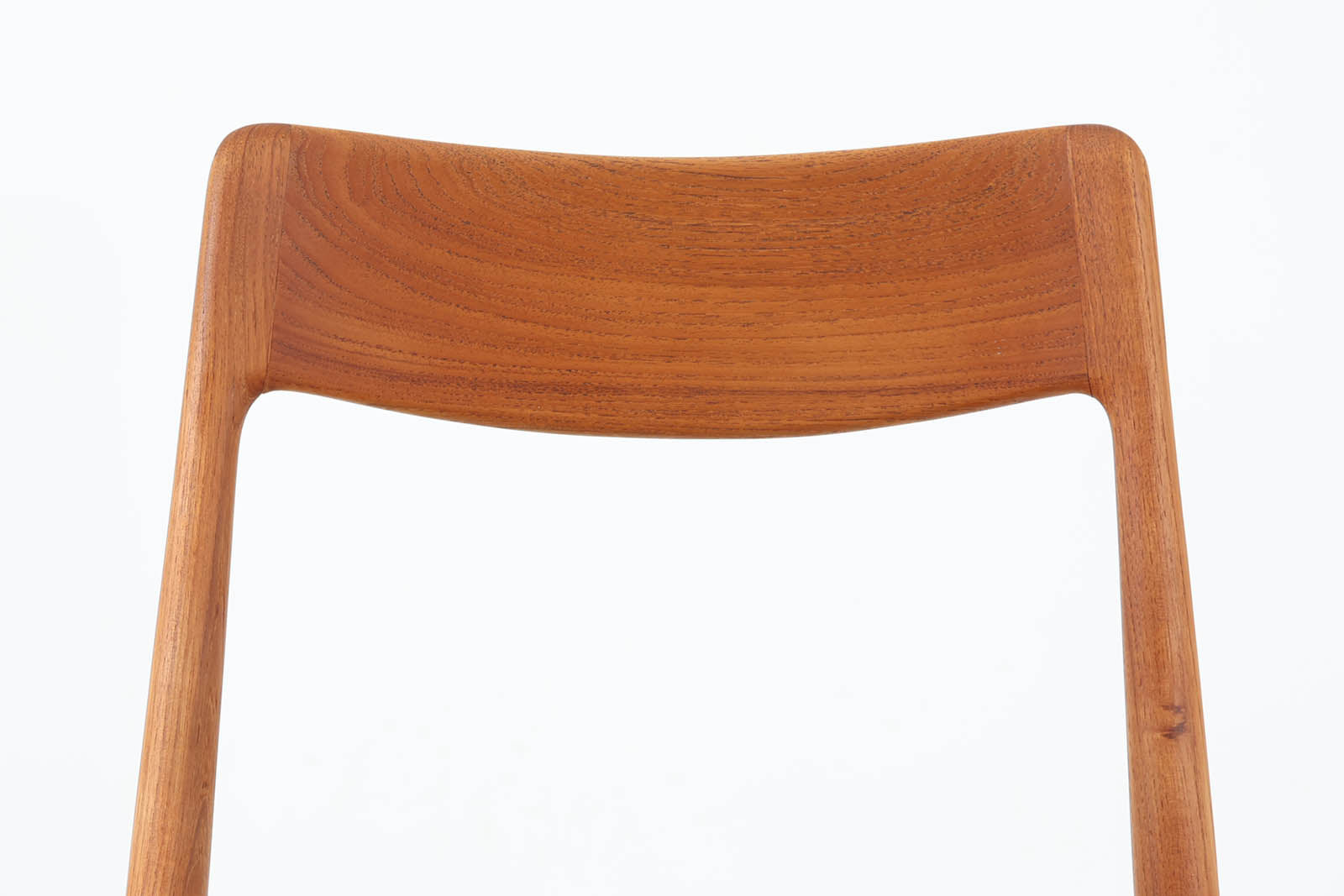AlfredChristensenが1960年代にデザインしたチェアで、横から見た形状から、ブーメランチェアと呼ばれています。チーク無垢材を贅沢に使い、丁寧に削りだして作成されています。