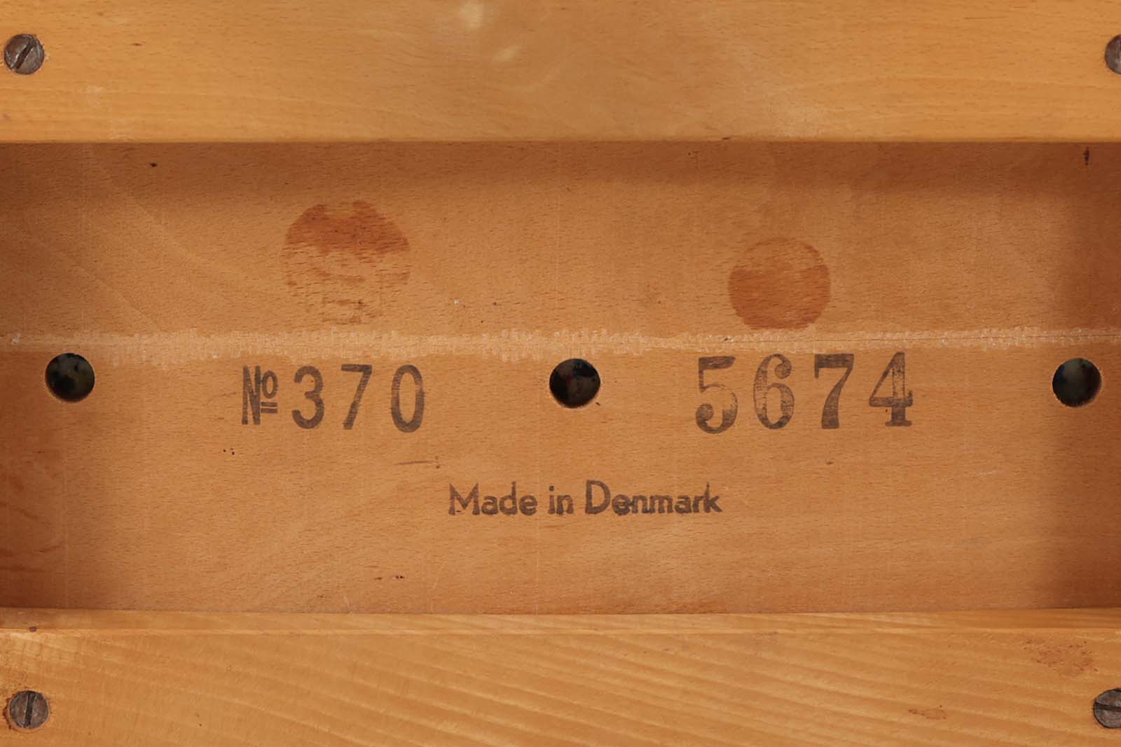 AlfredChristensenが1960年代にデザインしたチェアで、横から見た形状から、ブーメランチェアと呼ばれています。チーク無垢材を贅沢に使い、丁寧に削りだして作成されています。