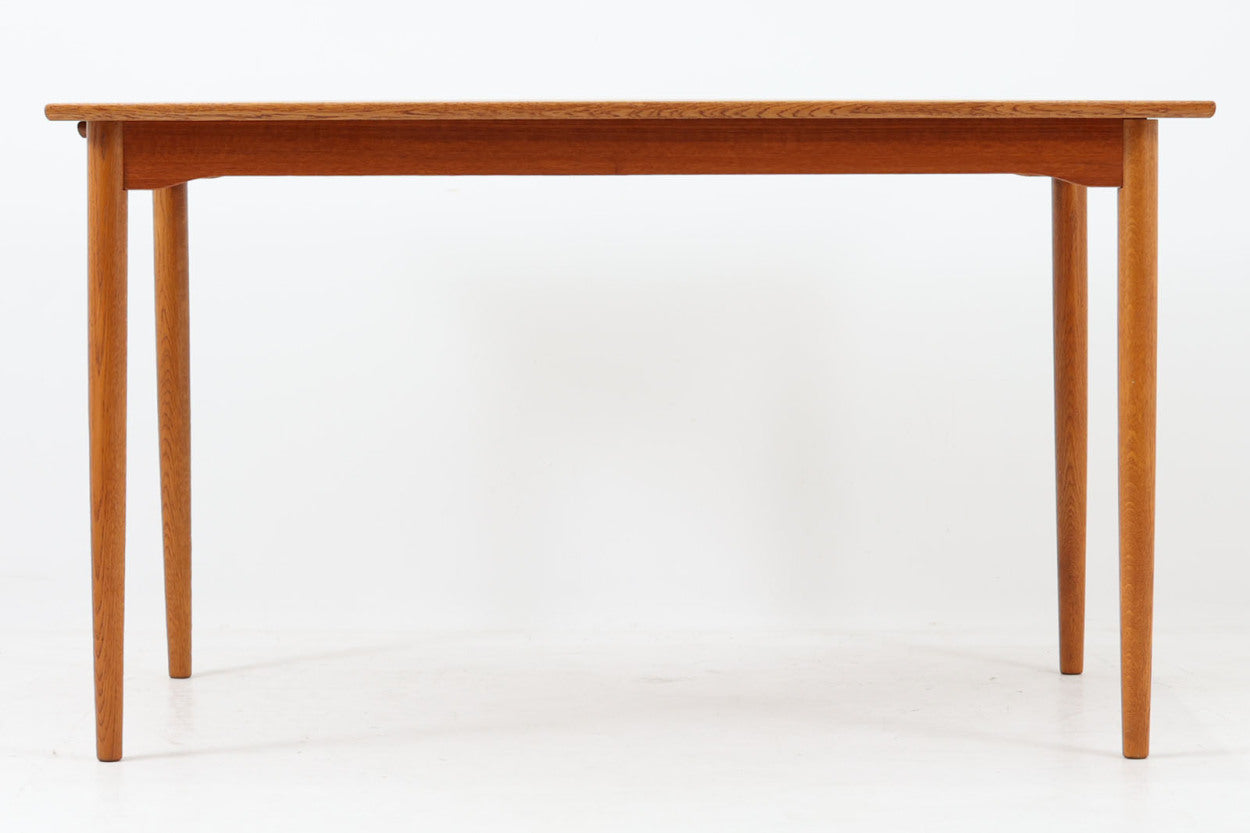 北欧より買い付けたダイニングテーブルです。よくあるエクステンションタイプでは無く、補助的な拡張板が付属しています。良質なチーク材とオーク材の組み合わせが素敵です。