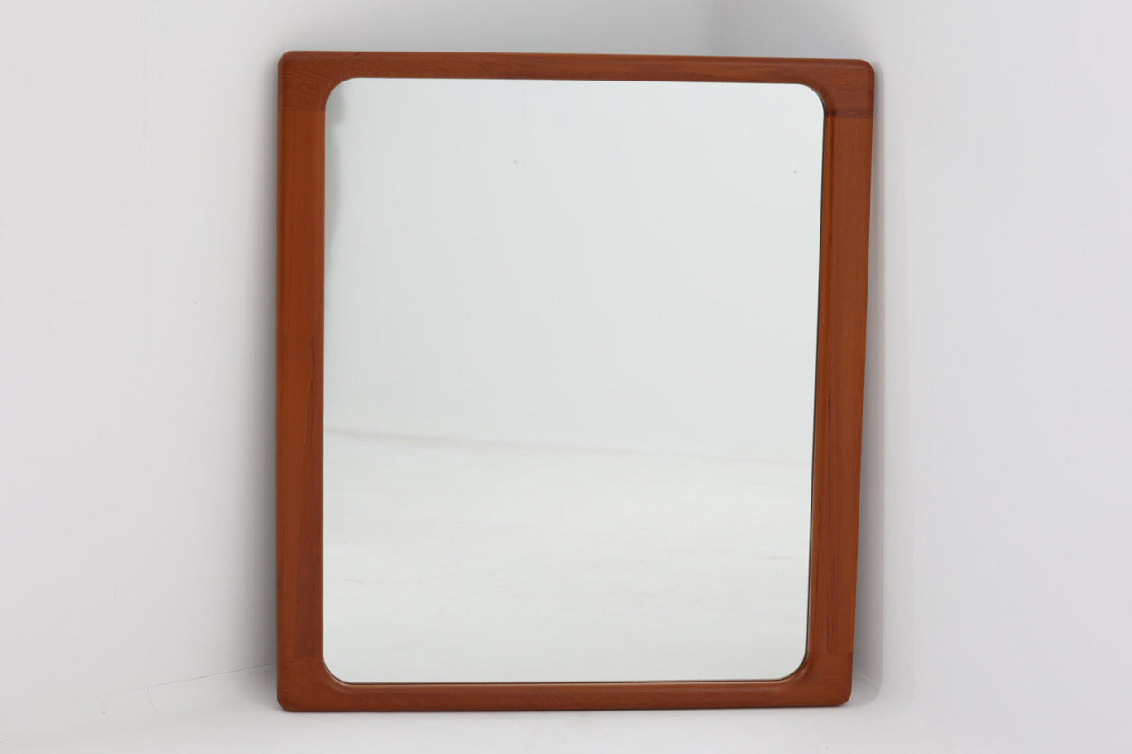 北欧より買い付けたビンテージミラーです。フレームには良質なチーク無垢材が贅沢に使用されており高級感がございます。背面に壁掛け用の穴はございますが、重量がございますので立て掛けての使用をお勧めいたします。