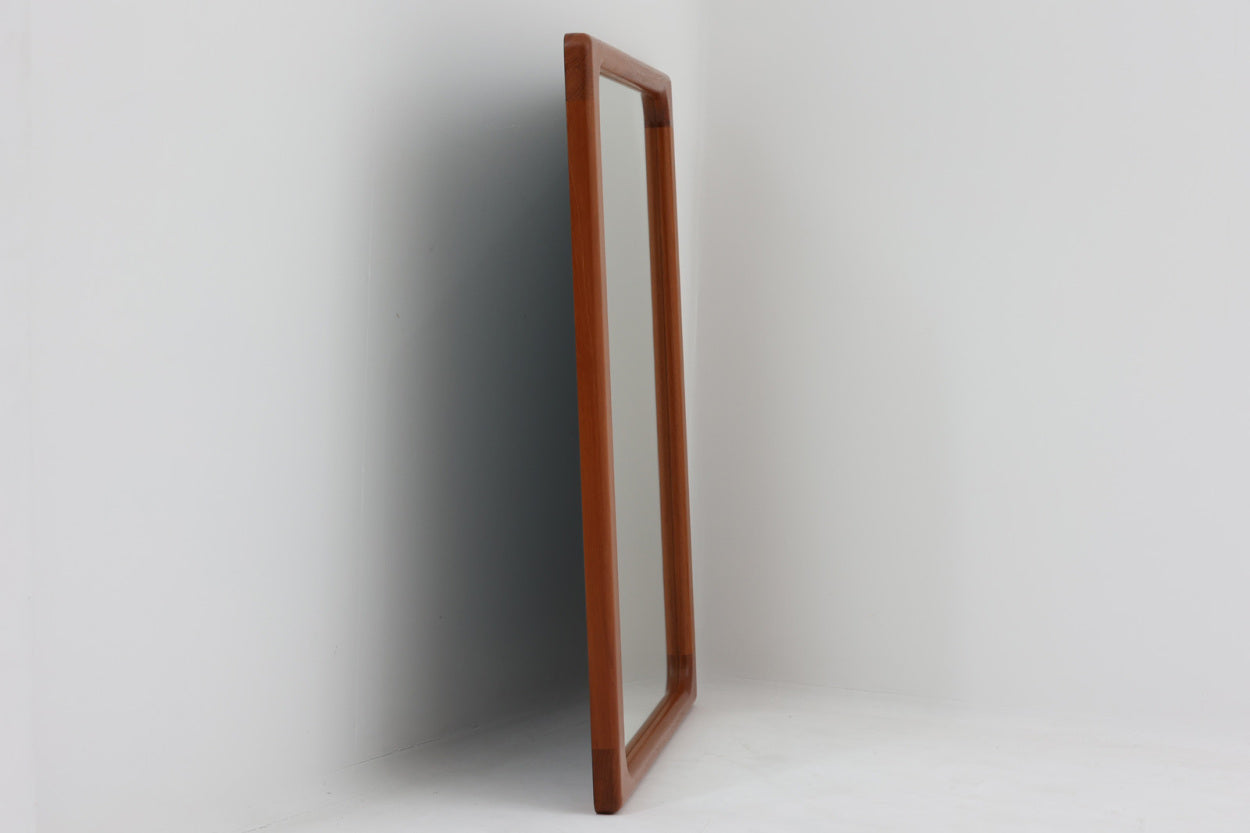 北欧より買い付けたビンテージミラーです。フレームには良質なチーク無垢材が贅沢に使用されており高級感がございます。背面に壁掛け用の穴はございますが、重量がございますので立て掛けての使用をお勧めいたします。