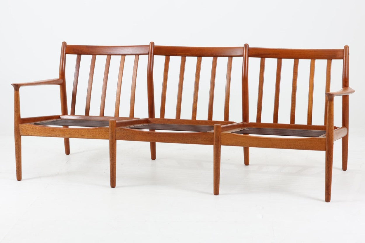 北欧より買い付けたSvendAageEriksenデザインのトリプルソファです。木枠はシンプルな金属プラグでジョイントされており簡単に分解出来ます。何処から見ても素敵で軽快なフォルムで永くご使用いただけると思います。本体には良質なチーク材が使用されています。