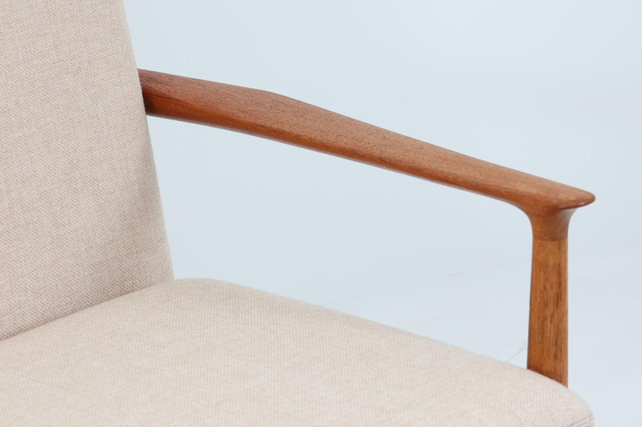 北欧より買い付けたSvendAageEriksenデザインのトリプルソファです。木枠はシンプルな金属プラグでジョイントされており簡単に分解出来ます。何処から見ても素敵で軽快なフォルムで永くご使用いただけると思います。本体には良質なチーク材が使用されています。