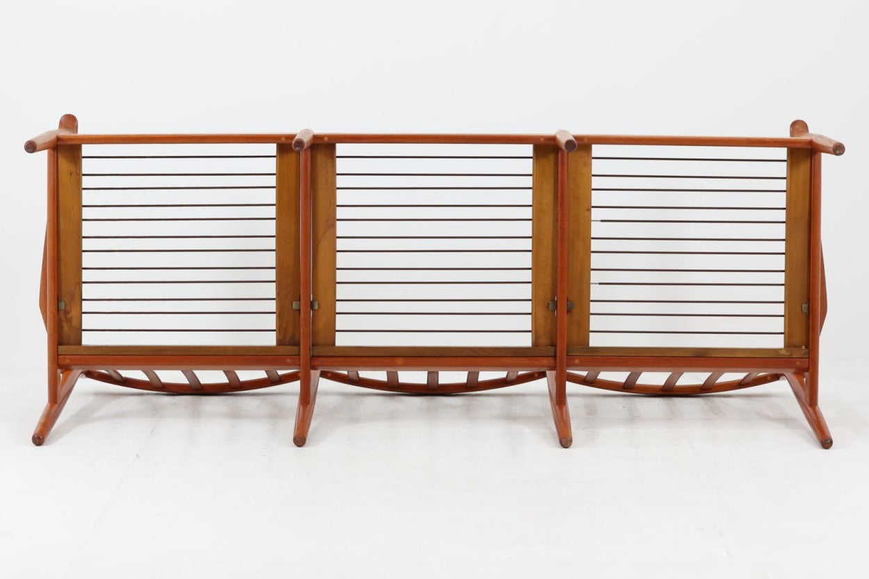 北欧より買い付けたSvendAageEriksenデザインのトリプルソファです。木枠はシンプルな金属プラグでジョイントされており簡単に分解出来ます。何処から見ても素敵で軽快なフォルムで永くご使用いただけると思います。本体には良質なチーク材が使用されています。