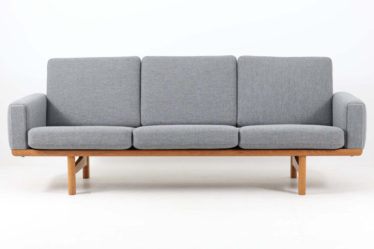 ウェグナーデザインのソファで、人気のGE2363人掛けソファです。後ろから見た姿がとても綺麗なので、あえて壁につけず、背面を見せる配置もお勧めです。クッション内部にスプリングが内包されており座り心地も良好です。GETAmA社の刻印もございます。