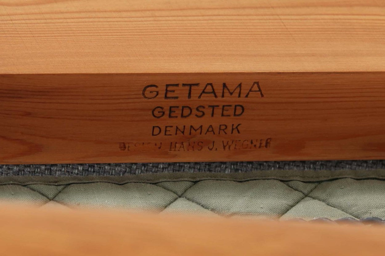 ウェグナーデザインのソファで、人気のGE2363人掛けソファです。後ろから見た姿がとても綺麗なので、あえて壁につけず、背面を見せる配置もお勧めです。クッション内部にスプリングが内包されており座り心地も良好です。GETAmA社の刻印もございます。
