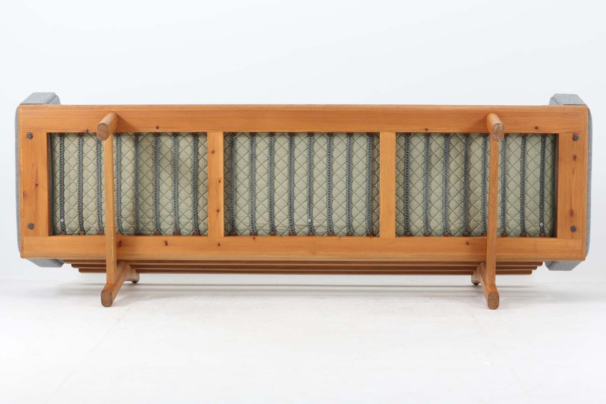 ウェグナーデザインのソファで、人気のGE2363人掛けソファです。後ろから見た姿がとても綺麗なので、あえて壁につけず、背面を見せる配置もお勧めです。クッション内部にスプリングが内包されており座り心地も良好です。GETAmA社の刻印もございます。