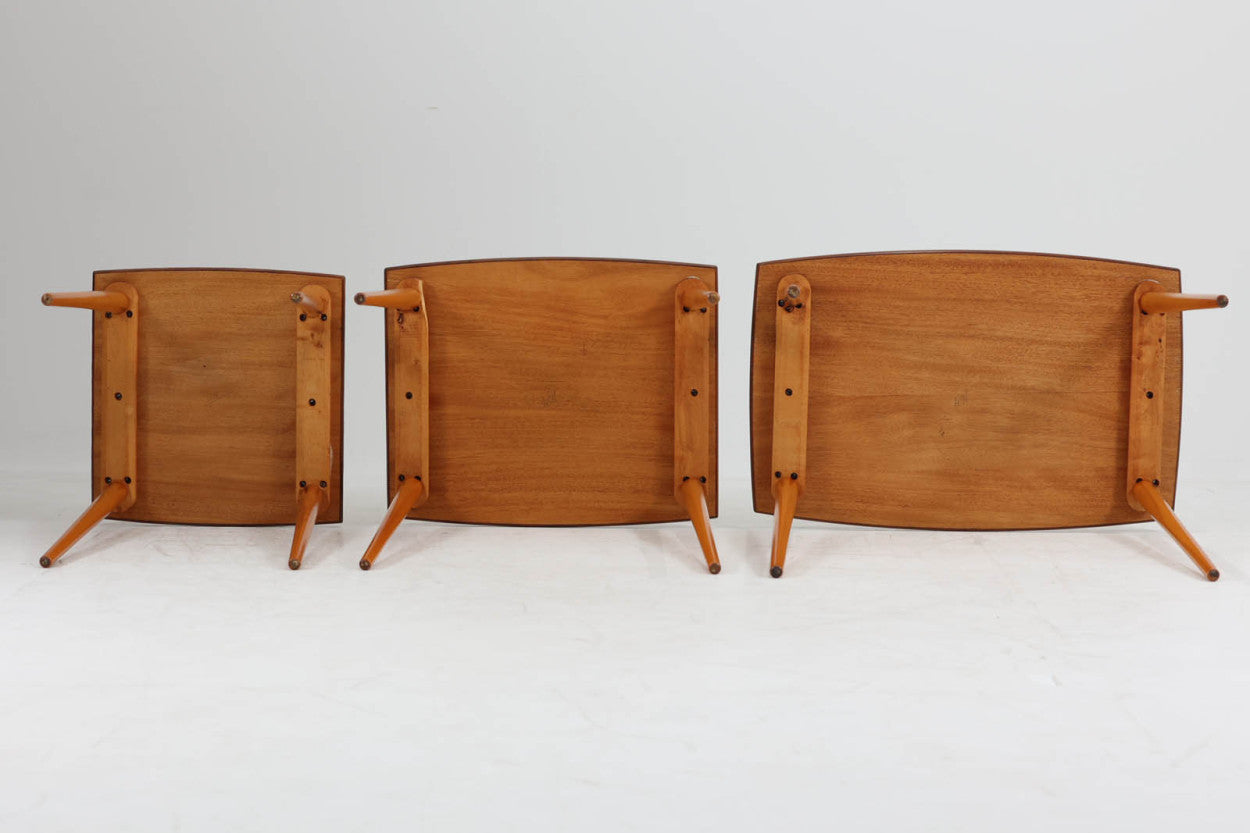 北欧より買い付けたネストテーブルです。シンプルなデザインで、天板には良質なチーク材が贅沢に使用されています。使わない時はすっきりと収納出来る、北欧のスタンダードアイテムです。チーク材とビーチ材の組み合わせが素敵です。