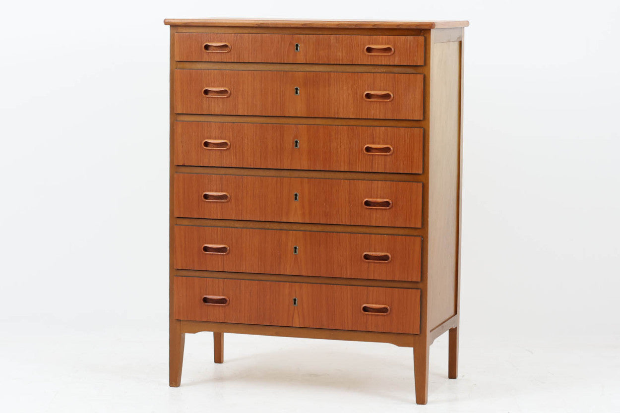 北欧より買い付けた6段チェストです。チーク材とビーチ材の組み合わせが美しく、引き出しの前板が本体より前に出ている珍しい形状です。縁は黒色に着色されておりデザインポイントになっています。内部も木製でビンテージ品ならではの雰囲気です。