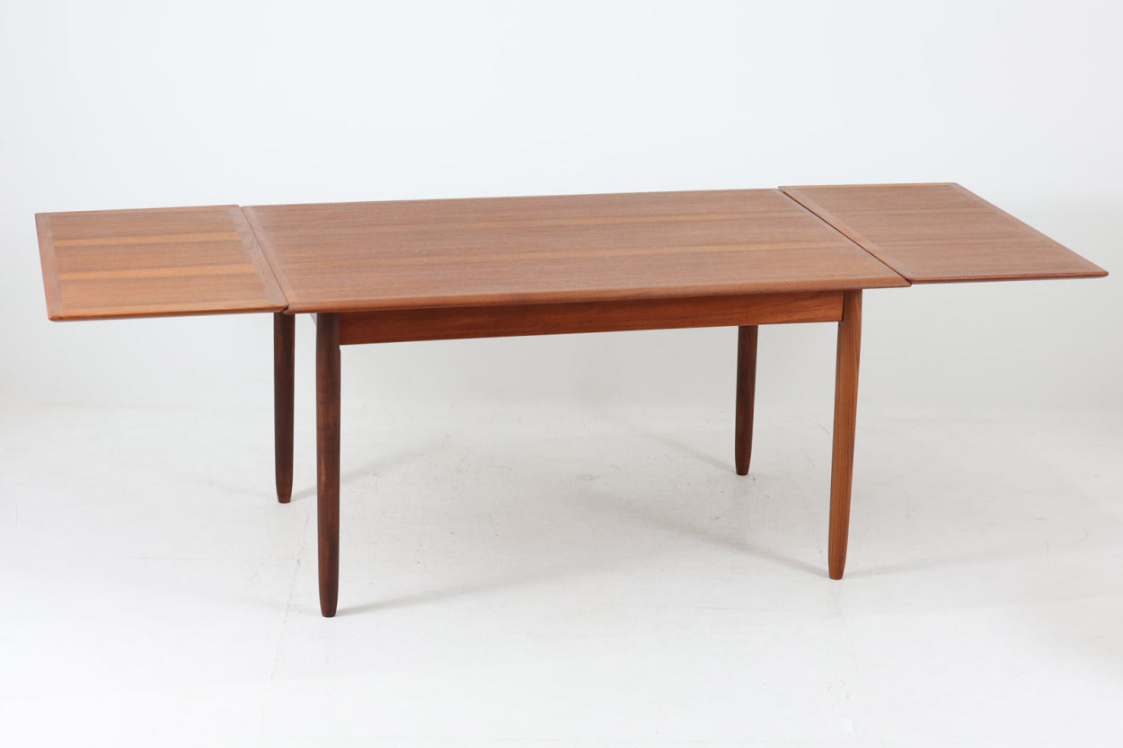 北欧より買い付けたエクステンションダイニングテーブルです。本体と拡張板の縁の重なり方が見事なデザインです。片方だけ拡張板を広げて使用可能です。