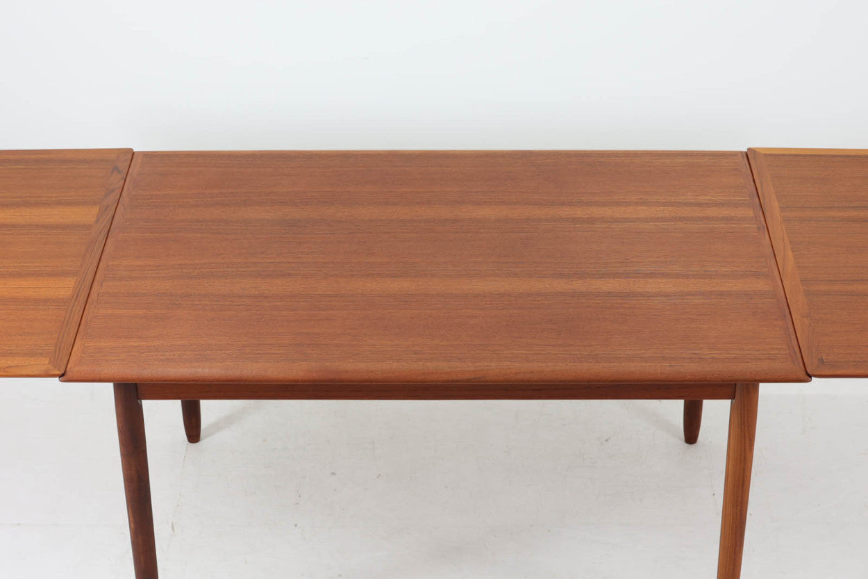 北欧より買い付けたエクステンションダイニングテーブルです。本体と拡張板の縁の重なり方が見事なデザインです。片方だけ拡張板を広げて使用可能です。