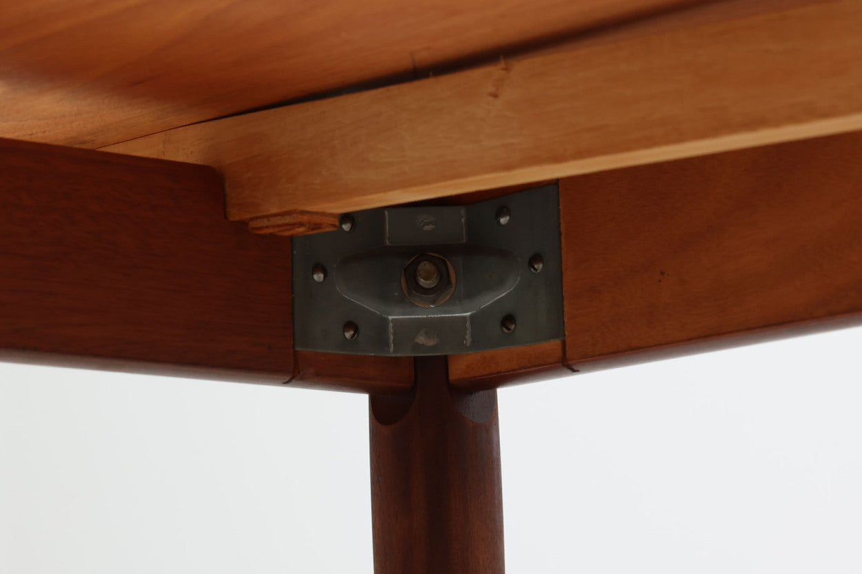 北欧より買い付けたエクステンションダイニングテーブルです。本体と拡張板の縁の重なり方が見事なデザインです。片方だけ拡張板を広げて使用可能です。