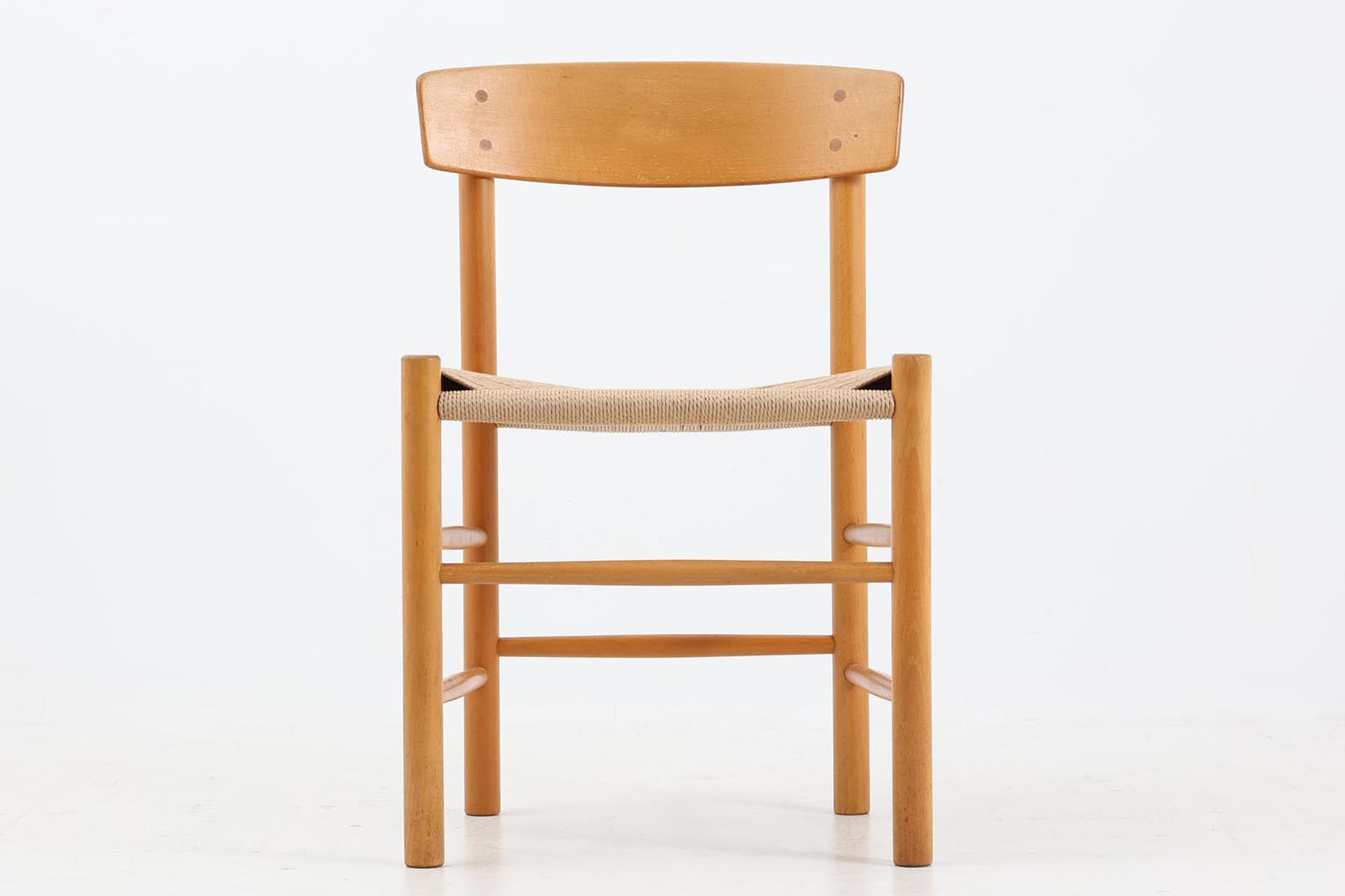 北欧より買い付けたシェーカーチェアです。数あるmogensenの作品の中でも名作で永く愛されています。ペーパーコードはデンマーク製の物を使用して張替を行いましたのでこれからも永くご使用いただけます。