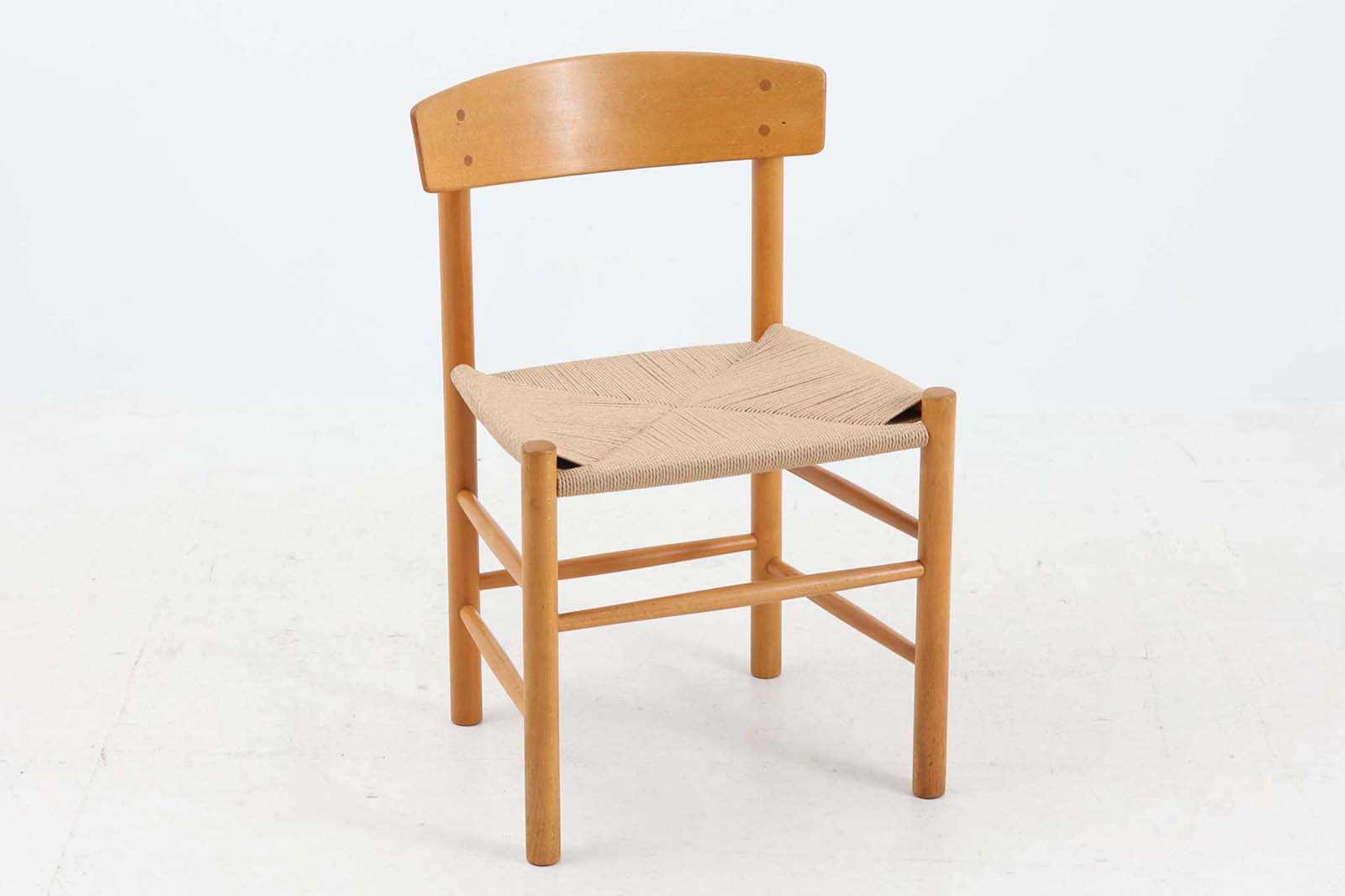 北欧より買い付けたシェーカーチェアです。数あるmogensenの作品の中でも名作で永く愛されています。ペーパーコードはデンマーク製の物を使用して張替を行いましたのでこれからも永くご使用いただけます。