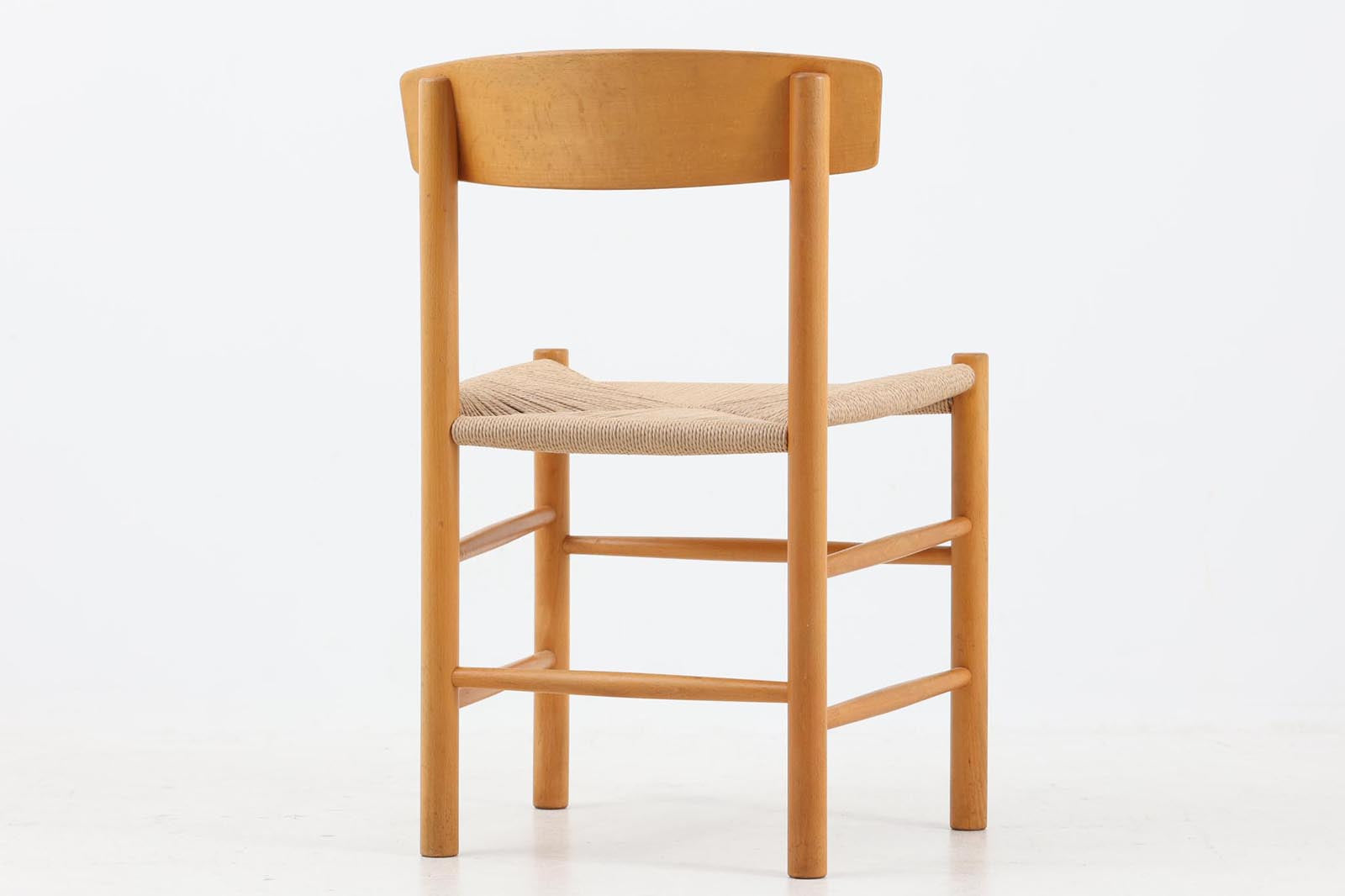 北欧より買い付けたシェーカーチェアです。数あるmogensenの作品の中でも名作で永く愛されています。ペーパーコードはデンマーク製の物を使用して張替を行いましたのでこれからも永くご使用いただけます。