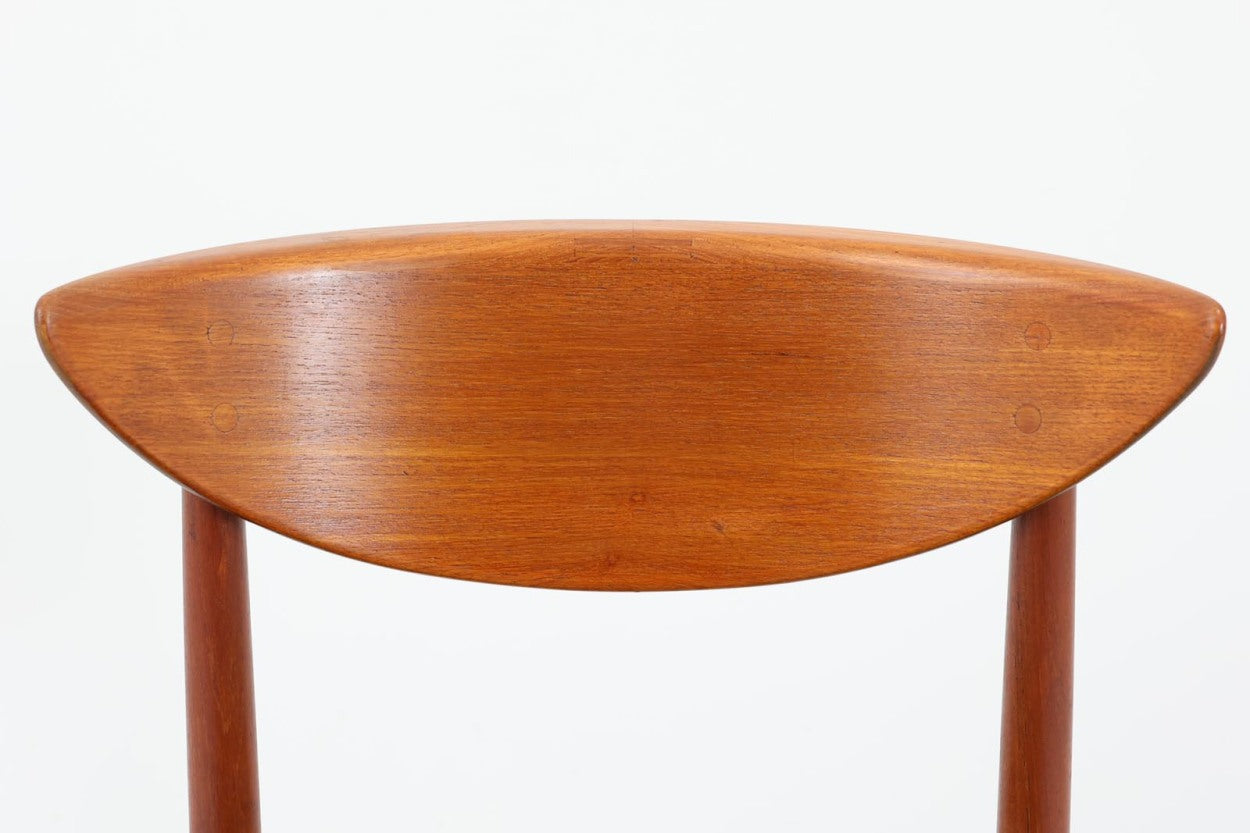 背もたれの曲面、貫の数が特徴的な"PeterHvidt&amp;amp;Orlamolgaard"によってデザインされたチェアです。当時の希少なチーク材が使用されたフレームは、手作りでデンマークの名工"Soborg社"熟練の職人によって作成されています。背もたれの縁は椅子を引きやすい様に、貫の数は強度面も併せ持っています。少し大きめでゆったりとした安楽性の高い座り心地です。デスクチェアとしてはもちろんリビングに置いても素敵だと思います。