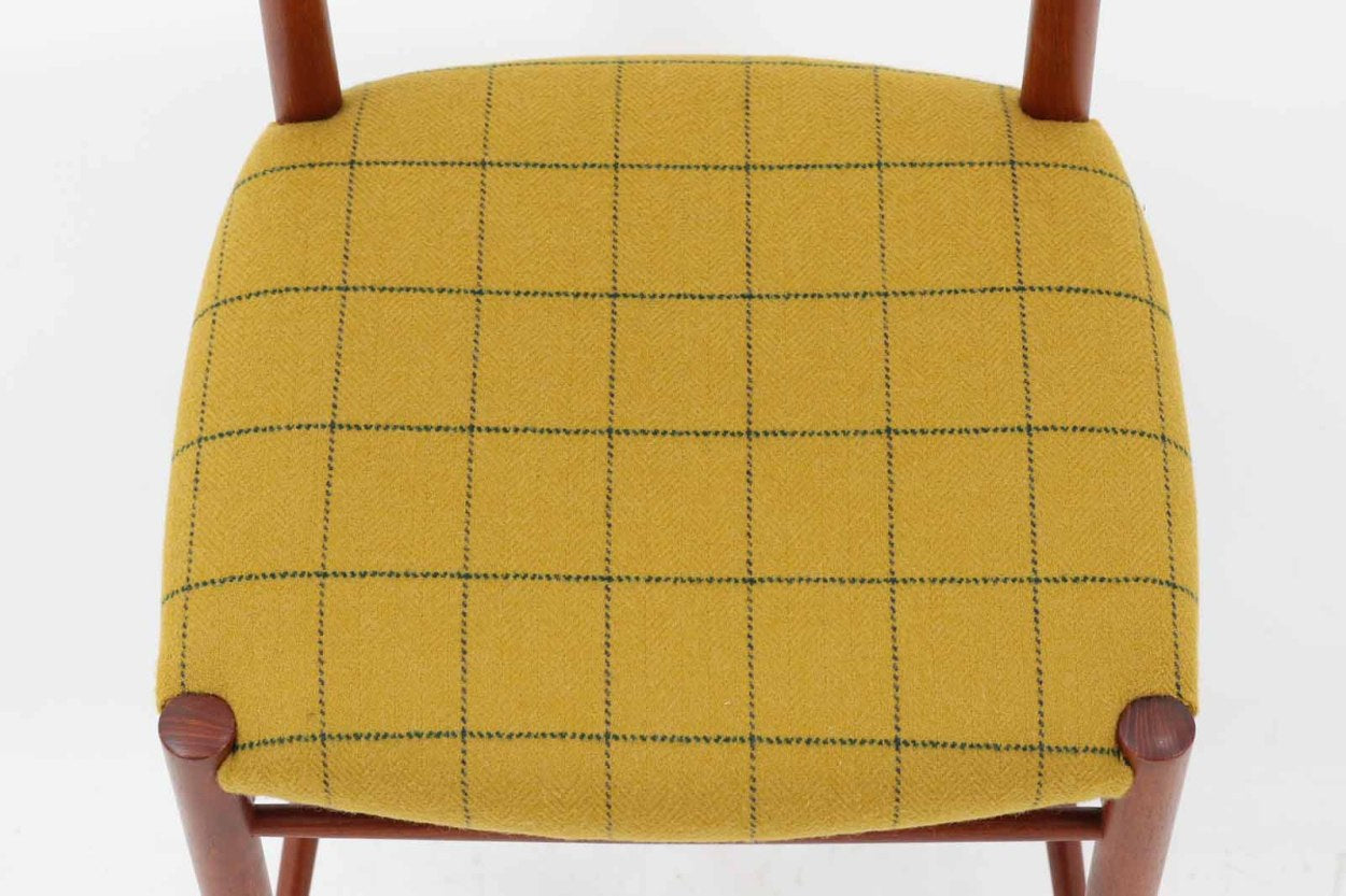 背もたれの曲面、貫の数が特徴的な"PeterHvidt&amp;amp;Orlamolgaard"によってデザインされたチェアです。当時の希少なチーク材が使用されたフレームは、手作りでデンマークの名工"Soborg社"熟練の職人によって作成されています。背もたれの縁は椅子を引きやすい様に、貫の数は強度面も併せ持っています。少し大きめでゆったりとした安楽性の高い座り心地です。デスクチェアとしてはもちろんリビングに置いても素敵だと思います。