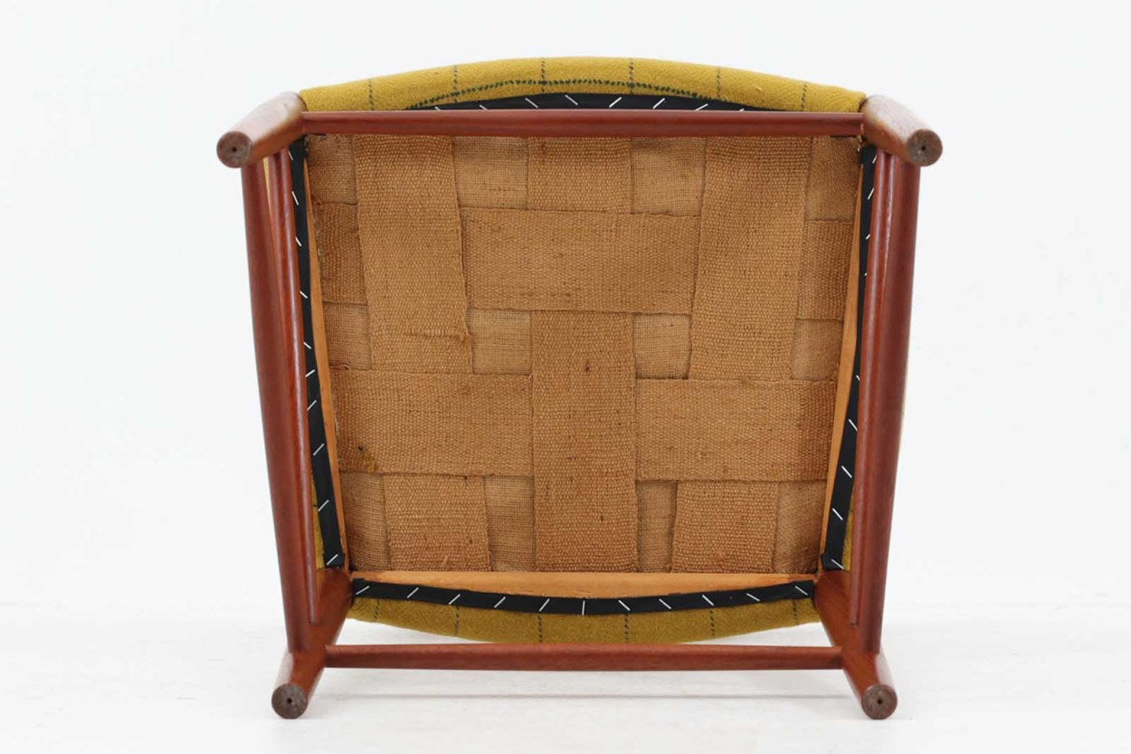 背もたれの曲面、貫の数が特徴的な"PeterHvidt&amp;amp;Orlamolgaard"によってデザインされたチェアです。当時の希少なチーク材が使用されたフレームは、手作りでデンマークの名工"Soborg社"熟練の職人によって作成されています。背もたれの縁は椅子を引きやすい様に、貫の数は強度面も併せ持っています。少し大きめでゆったりとした安楽性の高い座り心地です。デスクチェアとしてはもちろんリビングに置いても素敵だと思います。