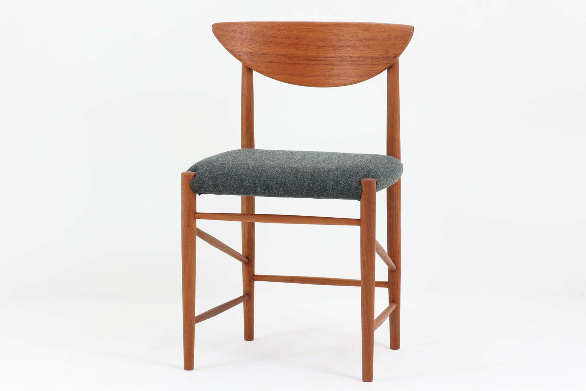 「Peter Hvidt & Orla molgaard」によってデザインされたチェアは、その背もたれの曲線と独特の貫の数が特徴的です。当時の希少なチーク材が使用され、フレームはデンマークの名工である"Soborg社"の熟練した職人によって手作りされました。背もたれの縁は椅子を引きやすくする工夫が施され、貫の数は強度を兼ね備えています。少し大きめでゆったりとした安楽性の高い座り心地が特徴で、デスクチェアとしてだけでなく、リビングに置いても素敵な雰囲気を醸し出します。