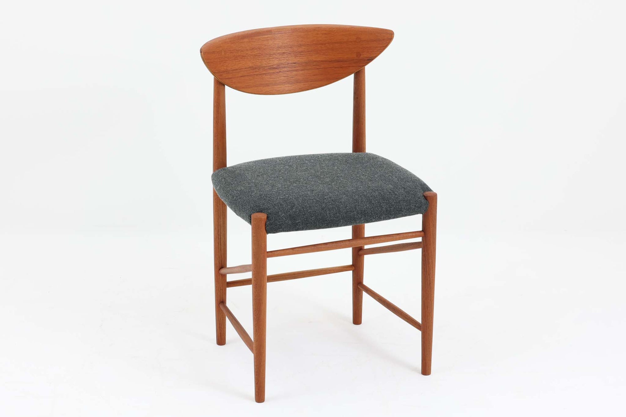 「Peter Hvidt &amp; Orla molgaard」によってデザインされたチェアは、その背もたれの曲線と独特の貫の数が特徴的です。当時の希少なチーク材が使用され、フレームはデンマークの名工である"Soborg社"の熟練した職人によって手作りされました。背もたれの縁は椅子を引きやすくする工夫が施され、貫の数は強度を兼ね備えています。少し大きめでゆったりとした安楽性の高い座り心地が特徴で、デスクチェアとしてだけでなく、リビングに置いても素敵な雰囲気を醸し出します。