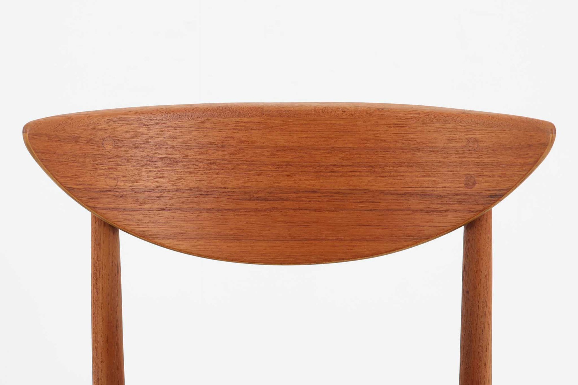 「Peter Hvidt &amp; Orla molgaard」によってデザインされたチェアは、その背もたれの曲線と独特の貫の数が特徴的です。当時の希少なチーク材が使用され、フレームはデンマークの名工である"Soborg社"の熟練した職人によって手作りされました。背もたれの縁は椅子を引きやすくする工夫が施され、貫の数は強度を兼ね備えています。少し大きめでゆったりとした安楽性の高い座り心地が特徴で、デスクチェアとしてだけでなく、リビングに置いても素敵な雰囲気を醸し出します。