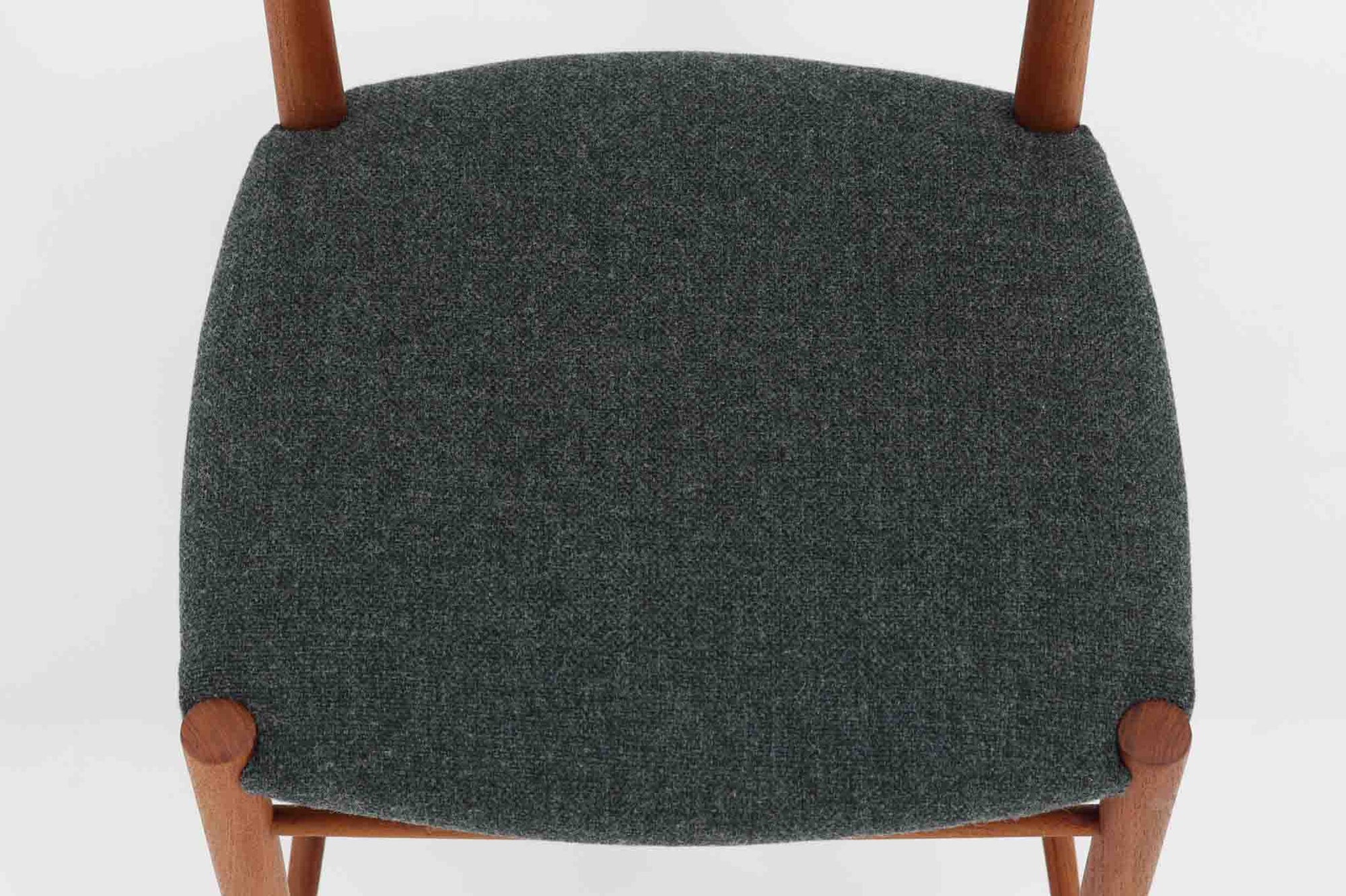 「Peter Hvidt &amp; Orla molgaard」によってデザインされたチェアは、その背もたれの曲線と独特の貫の数が特徴的です。当時の希少なチーク材が使用され、フレームはデンマークの名工である"Soborg社"の熟練した職人によって手作りされました。背もたれの縁は椅子を引きやすくする工夫が施され、貫の数は強度を兼ね備えています。少し大きめでゆったりとした安楽性の高い座り心地が特徴で、デスクチェアとしてだけでなく、リビングに置いても素敵な雰囲気を醸し出します。