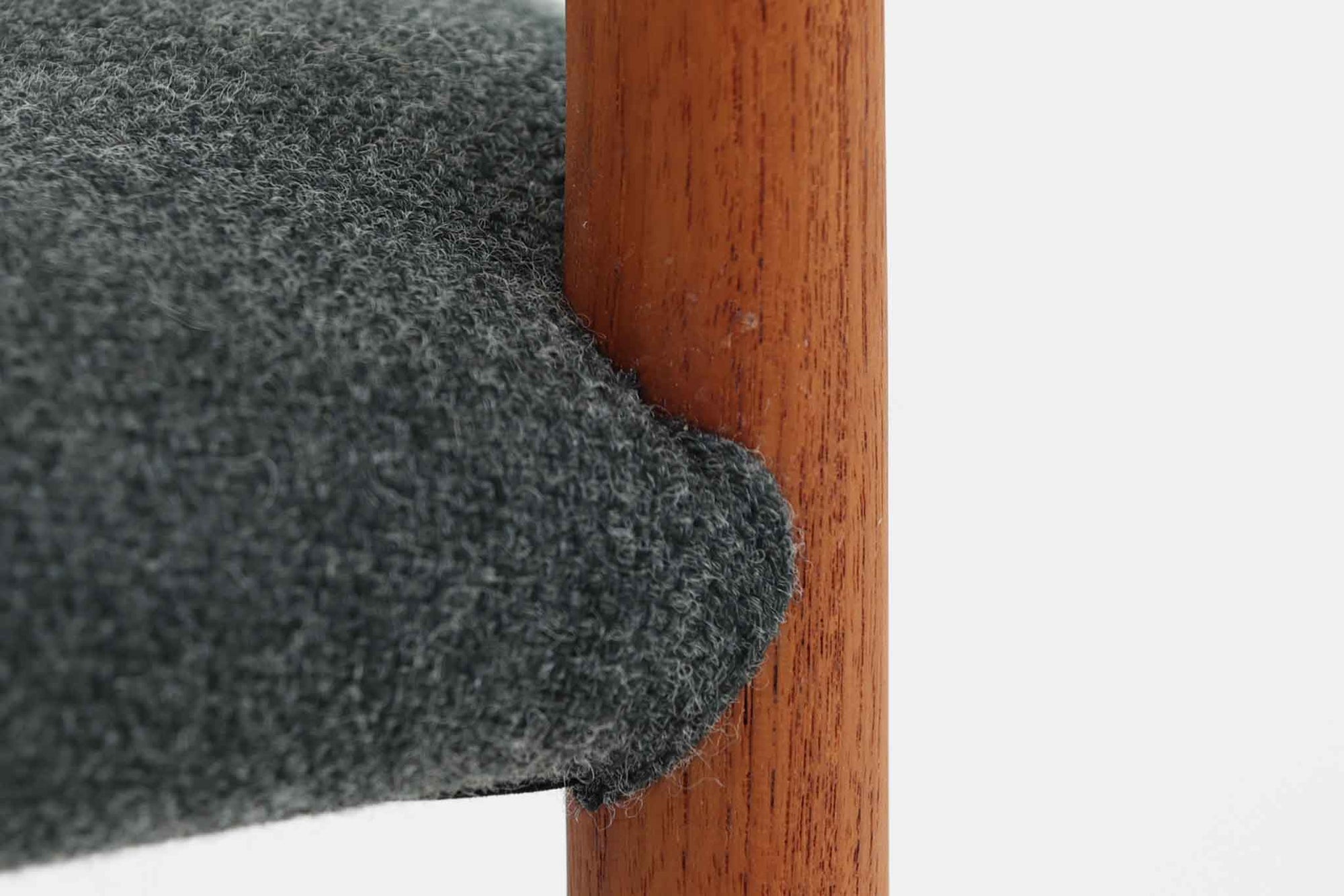 「Peter Hvidt &amp; Orla molgaard」によってデザインされたチェアは、その背もたれの曲線と独特の貫の数が特徴的です。当時の希少なチーク材が使用され、フレームはデンマークの名工である"Soborg社"の熟練した職人によって手作りされました。背もたれの縁は椅子を引きやすくする工夫が施され、貫の数は強度を兼ね備えています。少し大きめでゆったりとした安楽性の高い座り心地が特徴で、デスクチェアとしてだけでなく、リビングに置いても素敵な雰囲気を醸し出します。