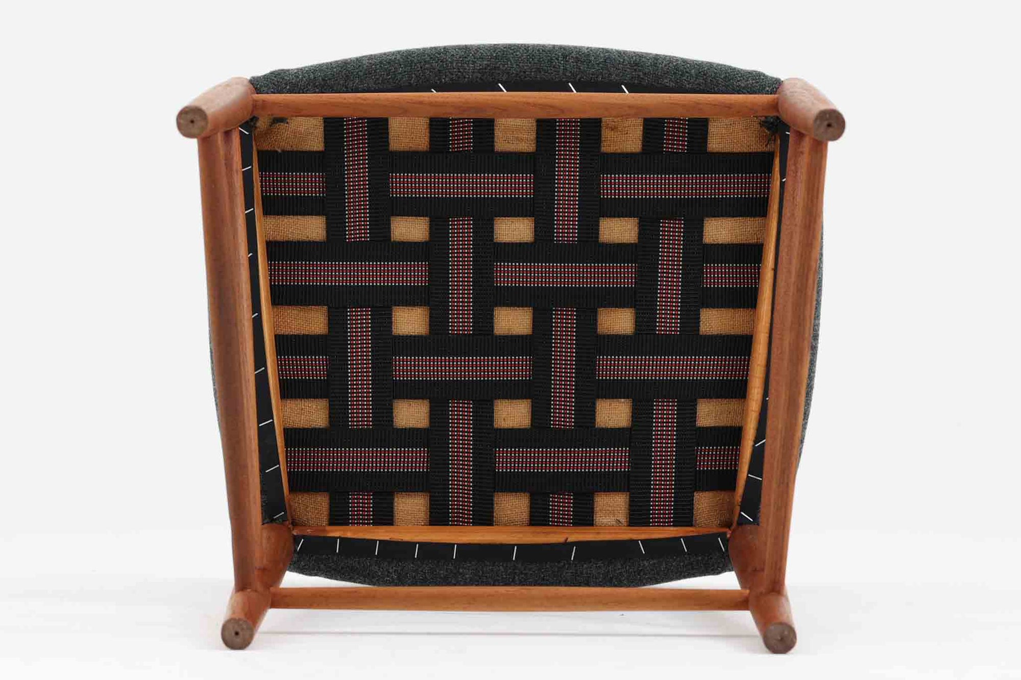 「Peter Hvidt &amp; Orla molgaard」によってデザインされたチェアは、その背もたれの曲線と独特の貫の数が特徴的です。当時の希少なチーク材が使用され、フレームはデンマークの名工である"Soborg社"の熟練した職人によって手作りされました。背もたれの縁は椅子を引きやすくする工夫が施され、貫の数は強度を兼ね備えています。少し大きめでゆったりとした安楽性の高い座り心地が特徴で、デスクチェアとしてだけでなく、リビングに置いても素敵な雰囲気を醸し出します。