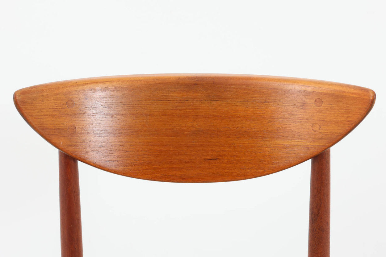 背もたれの曲面、削りだされたアーム、貫の数が特徴的な"PeterHvidt&amp;amp;Orlamolgaard"によってデザインされたチェアです。当時の希少なチーク材が使用されたフレームは、手作りでデンマークの名工"Soborg社"熟練の職人によって作成されています。背もたれの縁は椅子を引きやすい様に、貫の数は強度面も併せ持っています。少し大きめでゆったりとした安楽性の高い座り心地です。デスクチェアとしてはもちろんリビングに置いても素敵だと思います。