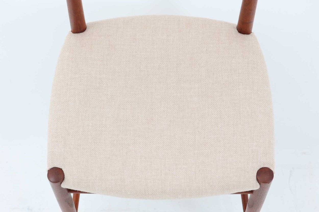 背もたれの曲面、削りだされたアーム、貫の数が特徴的な"PeterHvidt&amp;amp;Orlamolgaard"によってデザインされたチェアです。当時の希少なチーク材が使用されたフレームは、手作りでデンマークの名工"Soborg社"熟練の職人によって作成されています。背もたれの縁は椅子を引きやすい様に、貫の数は強度面も併せ持っています。少し大きめでゆったりとした安楽性の高い座り心地です。デスクチェアとしてはもちろんリビングに置いても素敵だと思います。