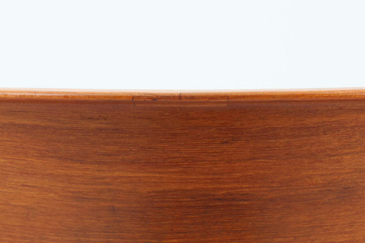 背もたれの曲面、削りだされたアーム、貫の数が特徴的な"PeterHvidt&amp;amp;Orlamolgaard"によってデザインされたチェアです。当時の希少なチーク材が使用されたフレームは、手作りでデンマークの名工"Soborg社"熟練の職人によって作成されています。背もたれの縁は椅子を引きやすい様に、貫の数は強度面も併せ持っています。少し大きめでゆったりとした安楽性の高い座り心地です。デスクチェアとしてはもちろんリビングに置いても素敵だと思います。